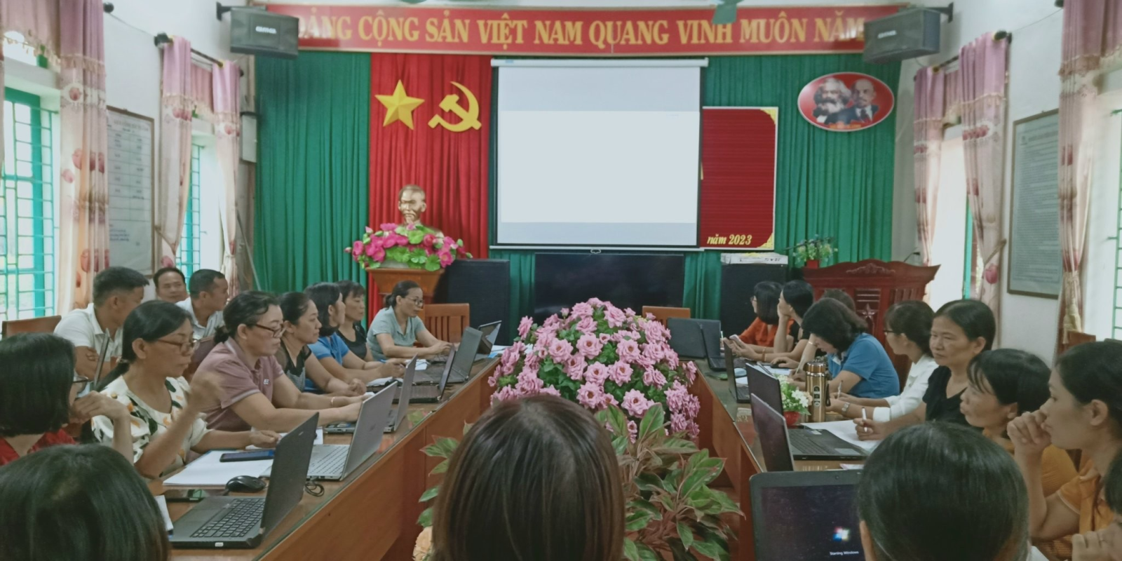 VIỆC THỰC HIỆN CHUYỂN ĐỔI SỐ TRONG NHÀ TRƯỜNG TIỂU HỌC XÃ NGHĨA THÁI VIỆC THỰC HIỆN CHUYỂN ĐỔI SỐ TRONG NHÀ TRƯỜNG TIỂU HỌC XÃ NGHĨA THÁI