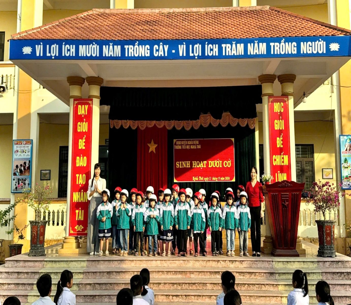 TRAO TẶNG MŨ BẢO HIỂM – GIỮ TRỌN ƯỚC MƠ TRAO TẶNG MŨ BẢO HIỂM – GIỮ TRỌN ƯỚC MƠ