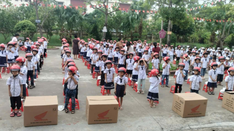 An toàn cùng em đến trường – đội mũ xinh, vui học tốt! An toàn cùng em đến trường – đội mũ xinh, vui học tốt!